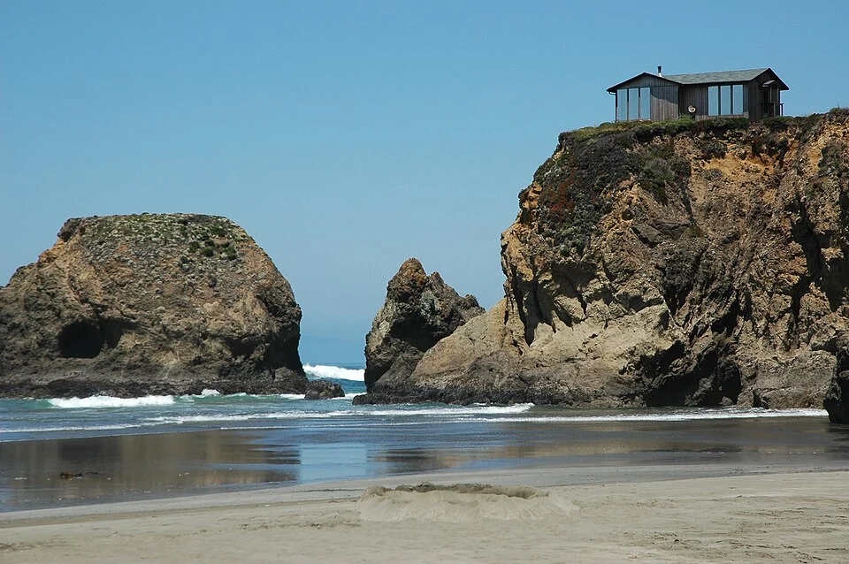 The Acoustics of Salt: How Coastal Houses Edit the Sound of the Sea — photograph 1