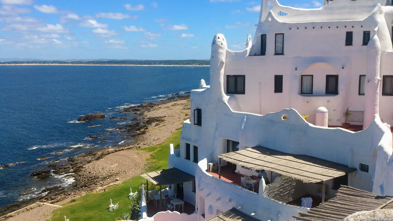 The Acoustics of Salt: How Coastal Houses Edit the Sound of the Sea — photograph 2