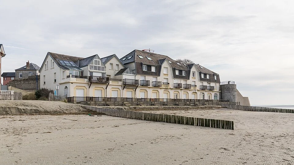 The Acoustics of Salt: How Coastal Houses Edit the Sound of the Sea — photograph 5