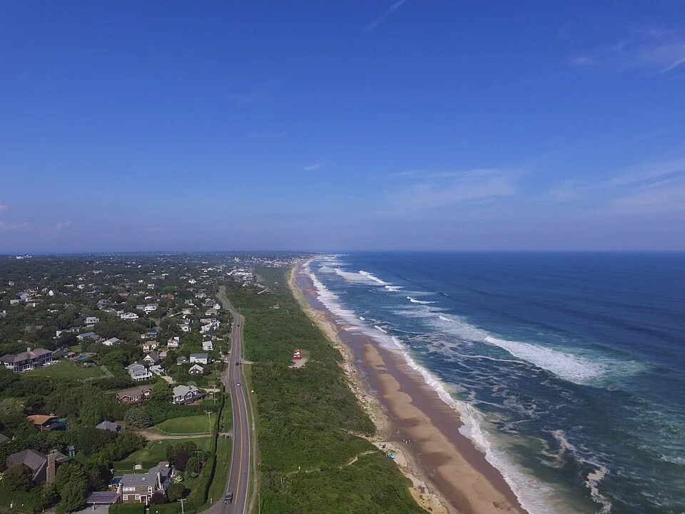 The Acoustics of Salt: How Coastal Houses Edit the Sound of the Sea — photograph 6