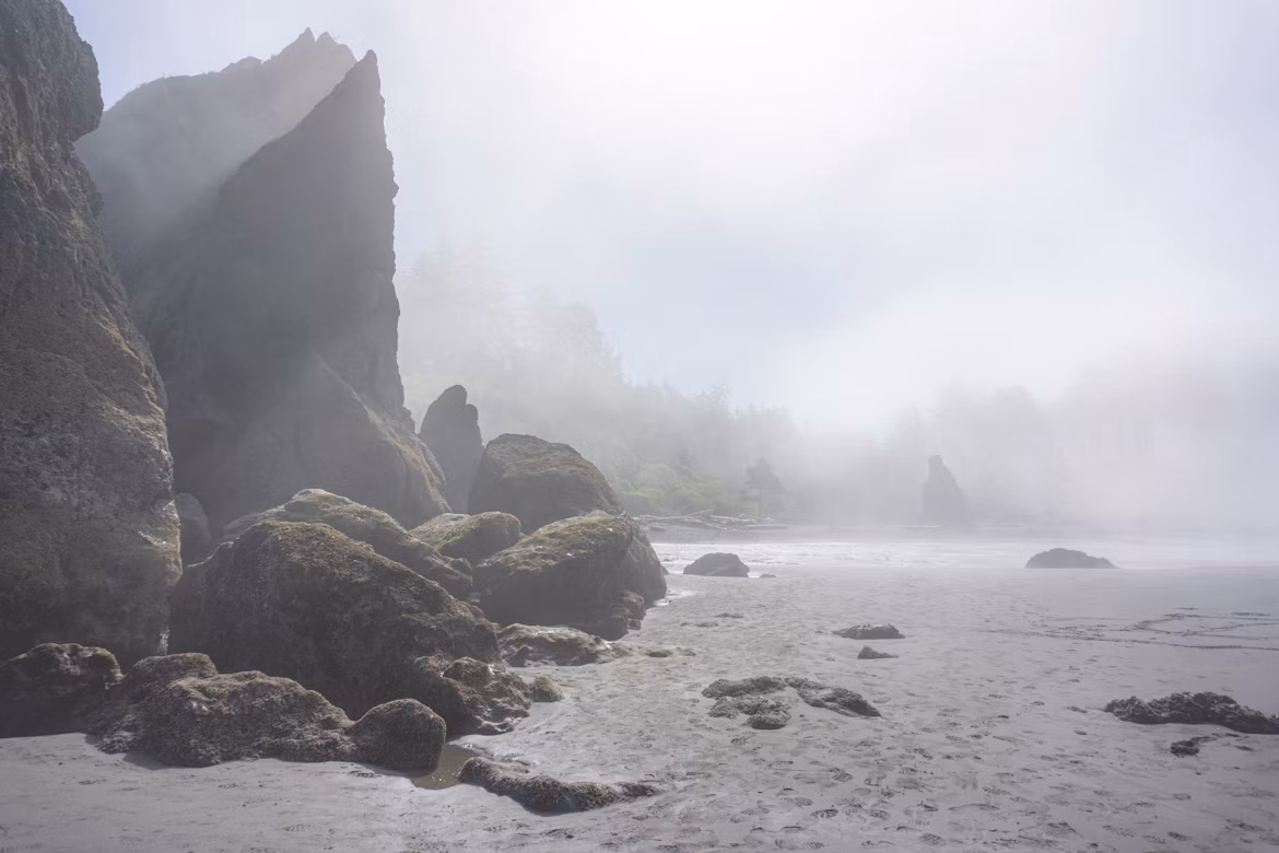 The Acoustics of Salt: How Coastal Houses Edit the Sound of the Sea — photograph 7