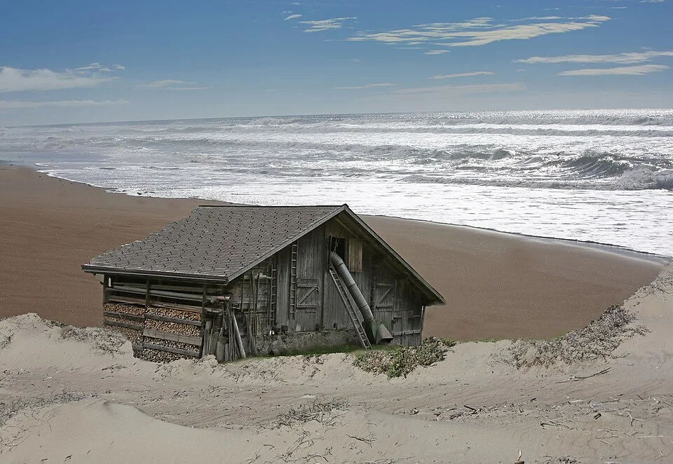 The Acoustics of Salt: How Coastal Houses Edit the Sound of the Sea — photograph 9