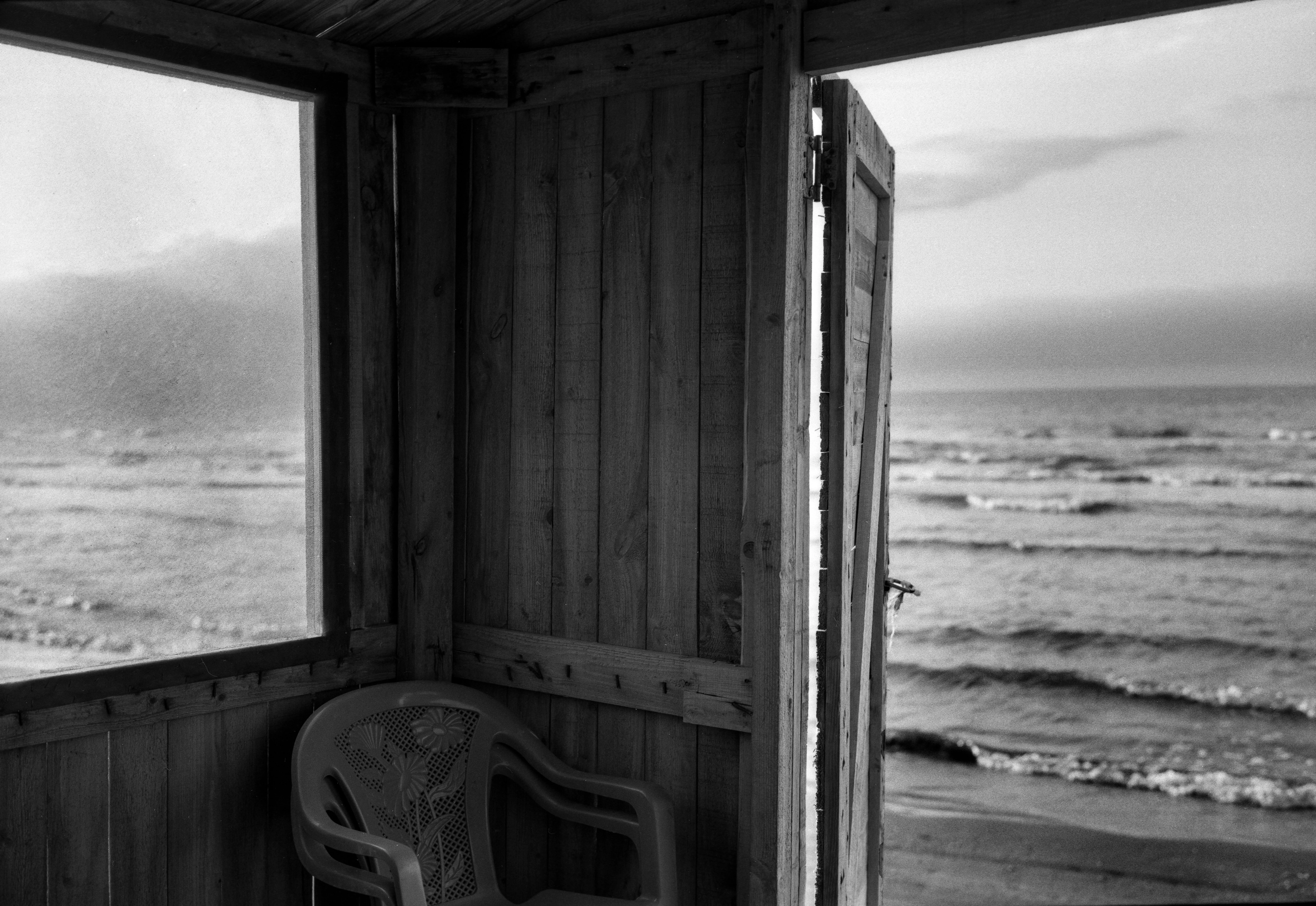 The Acoustics of Salt: How Coastal Houses Edit the Sound of the Sea — photograph 10