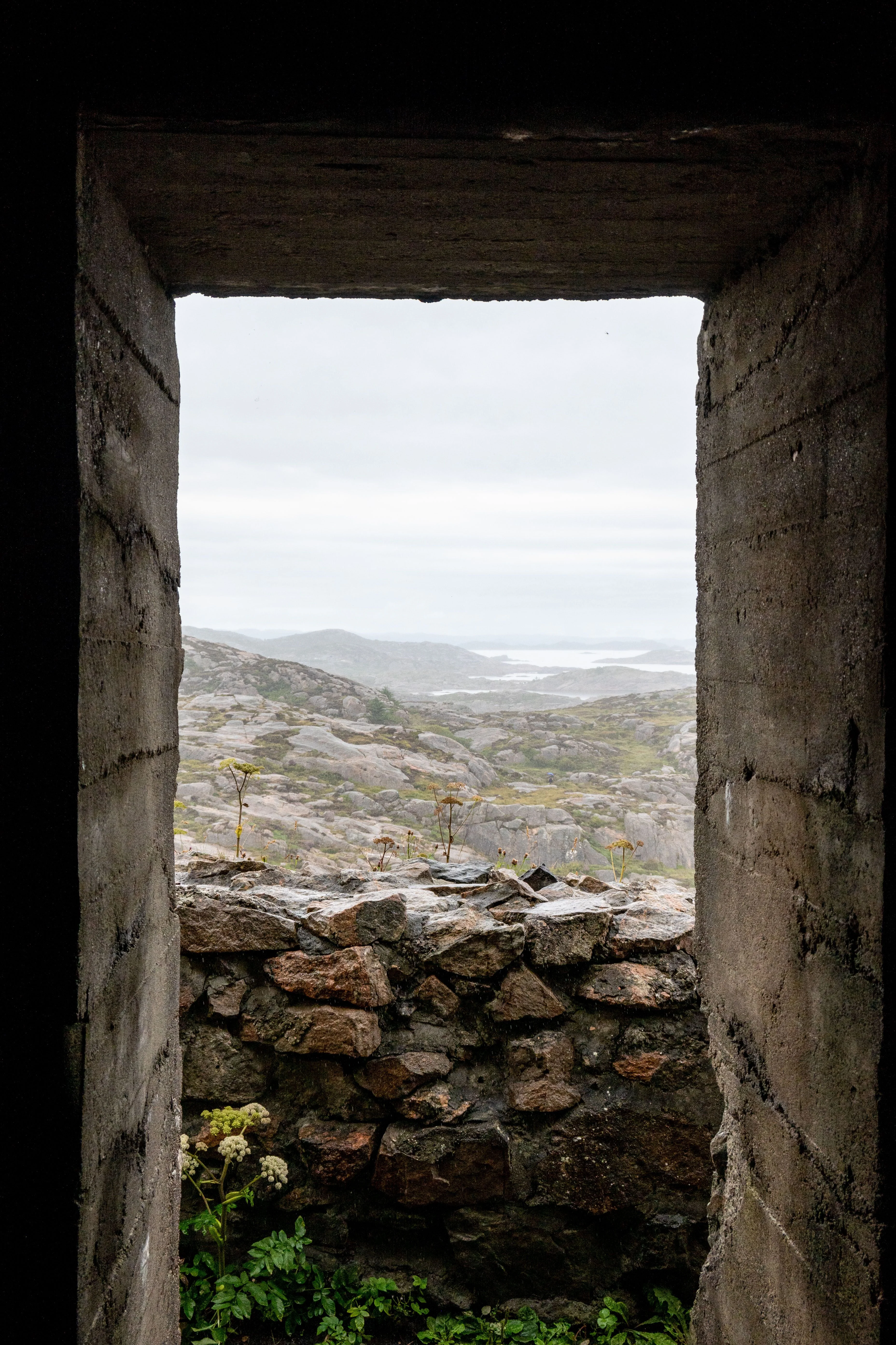 The Acoustics of Salt: How Coastal Houses Edit the Sound of the Sea — photograph 11